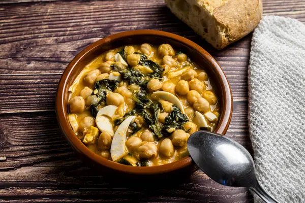 stock image Delicious and traditional dish of chickpea stew with spinach and eggs