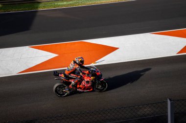 MotoGP 26 Kasım 2023 Valensiyalı Ricardo Tormo pistinde yarışıyor. 