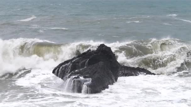 Медленный Выстрел Белой Пены Капель Воды Созданных Волнами Разбивающимися Скалы — стоковое видео