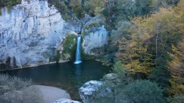 秋の紅葉と断崖絶壁を流れる滝の絶景 — ストック動画