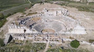Antik Miletus kentindeki tarihi harabeler, sütunlar, antik tiyatro ve tapınaklar manzarası.