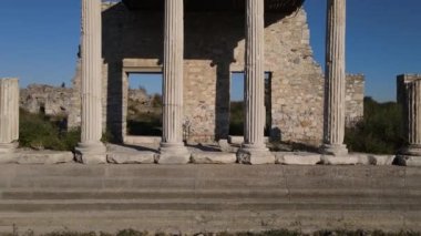 Antik Miletus kentindeki tarihi harabeler, sütunlar, antik tiyatro ve tapınaklar manzarası.