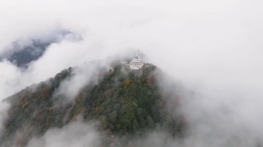 Rize Qibla Dağı 'ndaki caminin manzarası çok etkileyici. Dağ ayrıca cami ve ibadet tepesi olarak da bilinir. Pek çok kişinin ziyaret ettiği bir turizm merkezi. Ayrıca doğal bir izleme terası gibi görünüyor..