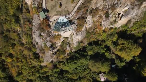 Yüksek Kayalıklarda Vadide Kanyonda Cam Manzaralı Teras — Stok video