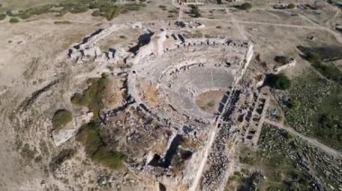 Antik Miletus kentindeki tarihi harabeler, sütunlar, antik tiyatro ve tapınaklar manzarası.