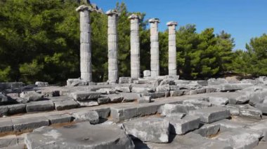 Antik Priene şehrindeki tarihi harabeler, sütunlar, antik tiyatro ve tapınaklar manzarası.