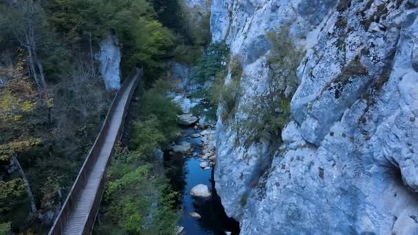 View Impressive Terrifying Horna Canyon Cliff Hanging Walkway — Stock Video