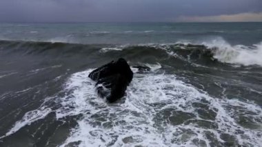 Kayalara çarpan dalgaların oluşturduğu köpük ve su damlacıklarının şelaleye benzeyen etkileyici görüntüsü..