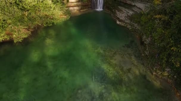 Wasserfall Und See Einem Herrlichen Wald Voller Bäume Mit Herbstlichen — Stockvideo