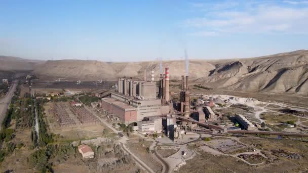 석탄을 이용하여 전기를 생산하는 발전소 굴뚝에서 연기가 나오는 — 비디오