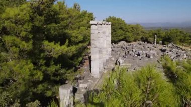 Antik Priene şehrindeki tarihi harabeler, sütunlar, antik tiyatro ve tapınaklar manzarası.