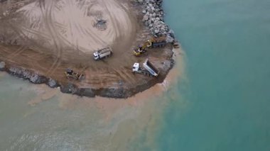 Görüntü deniz dolgu işleri ve liman inşaatının insansız hava aracı tarafından çekildi.