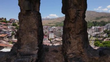 Orta Çağ 'dan kalma tarihi şato kalıntıları. Coruh nehrinin kıyısındaki Ispir bölgesinde tarihi taş kalıntıları..