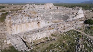 Tarihi kalıntıların, sütunların, antik Miletus kentindeki antik tiyatro ve tapınakların görüntüleri.