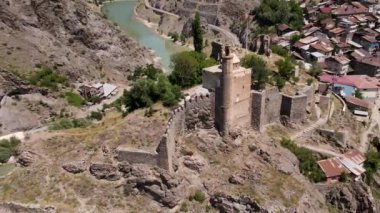 Orta Çağ 'dan kalma tarihi şato kalıntıları. Coruh nehrinin kıyısındaki Ispir bölgesinde tarihi taş kalıntıları..