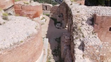 Roma döneminden kalma tarihi kalıntılar. Taştan kaleler ve duvarlar.