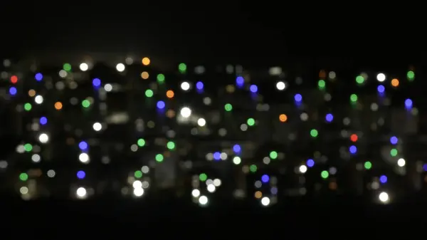 Alacakaranlıktaki şehir ışıklarının Bokeh resmi.