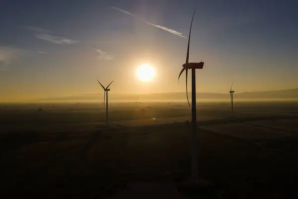 Yenilenebilir enerji kaynaklarından biri olan ve elektrik üretiminde kullanılan rüzgar bıçaklarının görüntüsü..