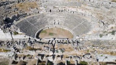 Tarihi kalıntıların, sütunların, antik Miletus kentindeki antik tiyatro ve tapınakların görüntüleri.