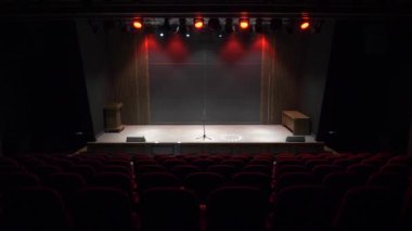 Müzik, konser ve tiyatro sunumları gibi etkinliklerin yer alacağı boş bir sahnenin görüntüsü. Profesyonel ses ve ışık sistemleriyle donatılmış kapalı bir salon..