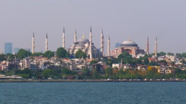 İstanbul Boğazı 'ndan Sultanahmet ve Ayasofya camilerinin manzarası.