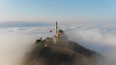 Rize Qibla Dağı 'ndaki caminin, aynı zamanda dağ camisi ve ibadet tepesi olarak da bilinen görüntüsü, birçok insanın ziyaret ettiği bir turizm merkezi..