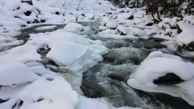Havanın soğuması ve karla kaplı kayalarla donmaya başlayan derelerin manzarası..
