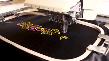 Geleneksel motifler kumaş üzerine makine ile işlenmiş. Etkileyici bir görünüşü ve renkli ipliklerle yapılmış el sanatları..