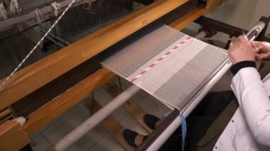 Geleneksel motifler, ahşap bir çemberin üzerine işlenmiş kumaşa işlenmiş. Etkileyici görünümlü ve renkli ipliklerle yapılmış el sanatları..