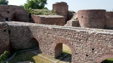 Roma döneminden kalma tarihi taş kalıntıların, kalelerin ve şehir duvarlarının görüntüleri..