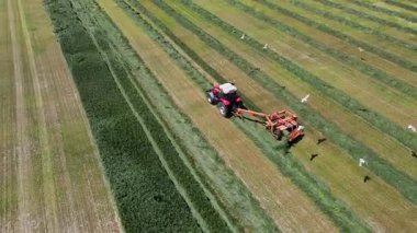 Yeşil alanlarda çalışan inşaat makinelerinin, tarım alanlarının ve uçuşan kuşların görüntüleri.