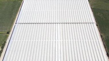 Sezon dışında sebze ve meyve yetiştirmek için kullanılan büyük bir seranın hava görüntüleri..