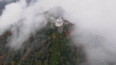 Rize Qibla Dağı 'ndaki caminin, aynı zamanda dağ camisi ve ibadet tepesi olarak da bilinen görüntüsü, birçok insanın ziyaret ettiği bir turizm merkezi..