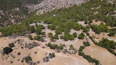 Antik Priene şehrinde tarihi kalıntıların, sütunların, antik tiyatro ve tapınakların görüntüleri.