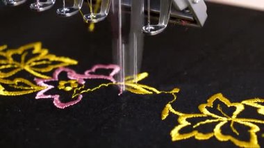 Geleneksel motifler kumaş üzerine makine ile işlenmiş. Etkileyici bir görünüşü ve renkli ipliklerle yapılmış el sanatları..