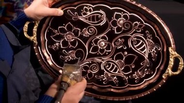 El sanatları. Bakıra çeşitli aletlerle işlenmiş geleneksel motifler, bakır süs sanatı. Bakıra göz alıcı desenler kazınıyor.