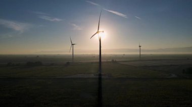 Yenilenebilir enerji kaynaklarından biri olan ve elektrik üretiminde kullanılan rüzgar bıçaklarının görüntüsü..