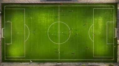 Stadyumda futbol oynayan sporcuların insansız hava aracı görüntüleri.