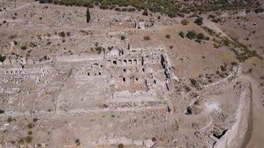 Antik Akropolis kentindeki tarihi harabeler, sütunlar, antik tiyatro ve tapınakların görüntüleri.