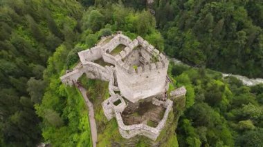 Zilkale, 13. yüzyılda bölgede yaşayan Kommenos tarafından Camlihemsin bölgesinde dik bir kaya üzerine inşa edildi. Kuzey ipek yolu üzerinde. Şato Cenevizliler ve Osmanlılar tarafından kullanıldı..
