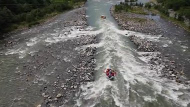 Rafting sporunun yüksek akışlı, azgın bir nehirde çekilmiş görüntüsü.