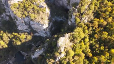 Horma Kanyonu 'nun sonbahar renkleriyle ve uçurumlarda asılı yürüme yollarıyla ilgili drone görüntüleri..