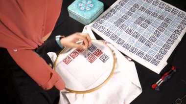 Geleneksel motifler, ahşap bir çemberin üzerine işlenmiş kumaşa işlenmiş. Etkileyici görünümlü ve renkli ipliklerle yapılmış el sanatları..