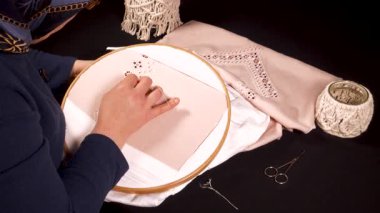 Geleneksel motifler, ahşap bir çemberin üzerine işlenmiş kumaşa işlenmiş. Etkileyici görünümlü ve renkli ipliklerle yapılmış el sanatları..