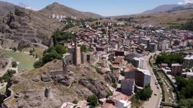 Orta Çağ 'dan kalma tarihi şato kalıntıları. Coruh nehrinin kıyısındaki Spir bölgesindeki tarihi taş kalıntılarının görüntüleri..