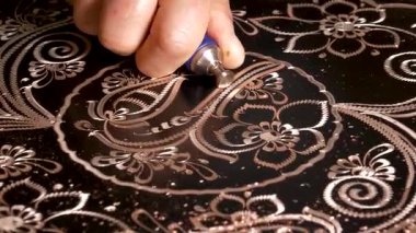 El sanatları. Bakıra çeşitli aletlerle işlenmiş geleneksel motifler, bakır süs sanatı. Bakıra göz alıcı desenler kazınıyor.