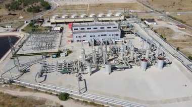 Yenilenebilir enerji kaynaklarından biri olan ve insansız hava aracıyla çekilen jeotermal santralin görüntüsü..
