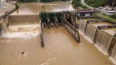 Sel sırasında elektrik üretimi ve su arıtma tesisleri olarak kullanılan hidrolik yapıların bir görüntüsü.