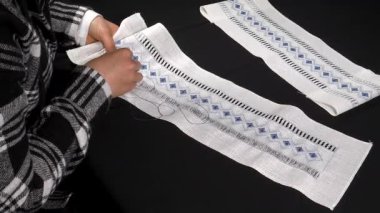 Geleneksel motifler, ahşap bir çemberin üzerine işlenmiş kumaşa işlenmiş. Etkileyici görünümlü ve renkli ipliklerle yapılmış el sanatları..
