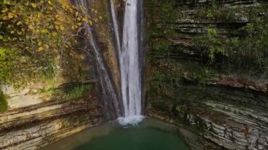 Granit kayalıkların aşınmasıyla oluşmuş bir gölün görüntüleri ve yüksek akışlı bir nehir ve şelale tarafından aşınmış kayalar..